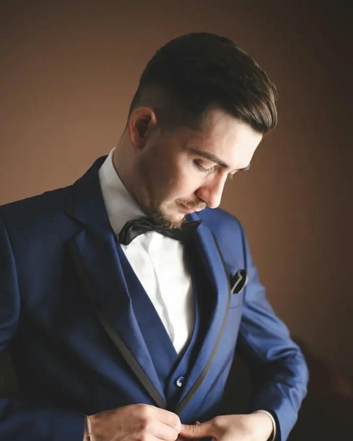 Tenue et beauté du marié : photo d’illustration