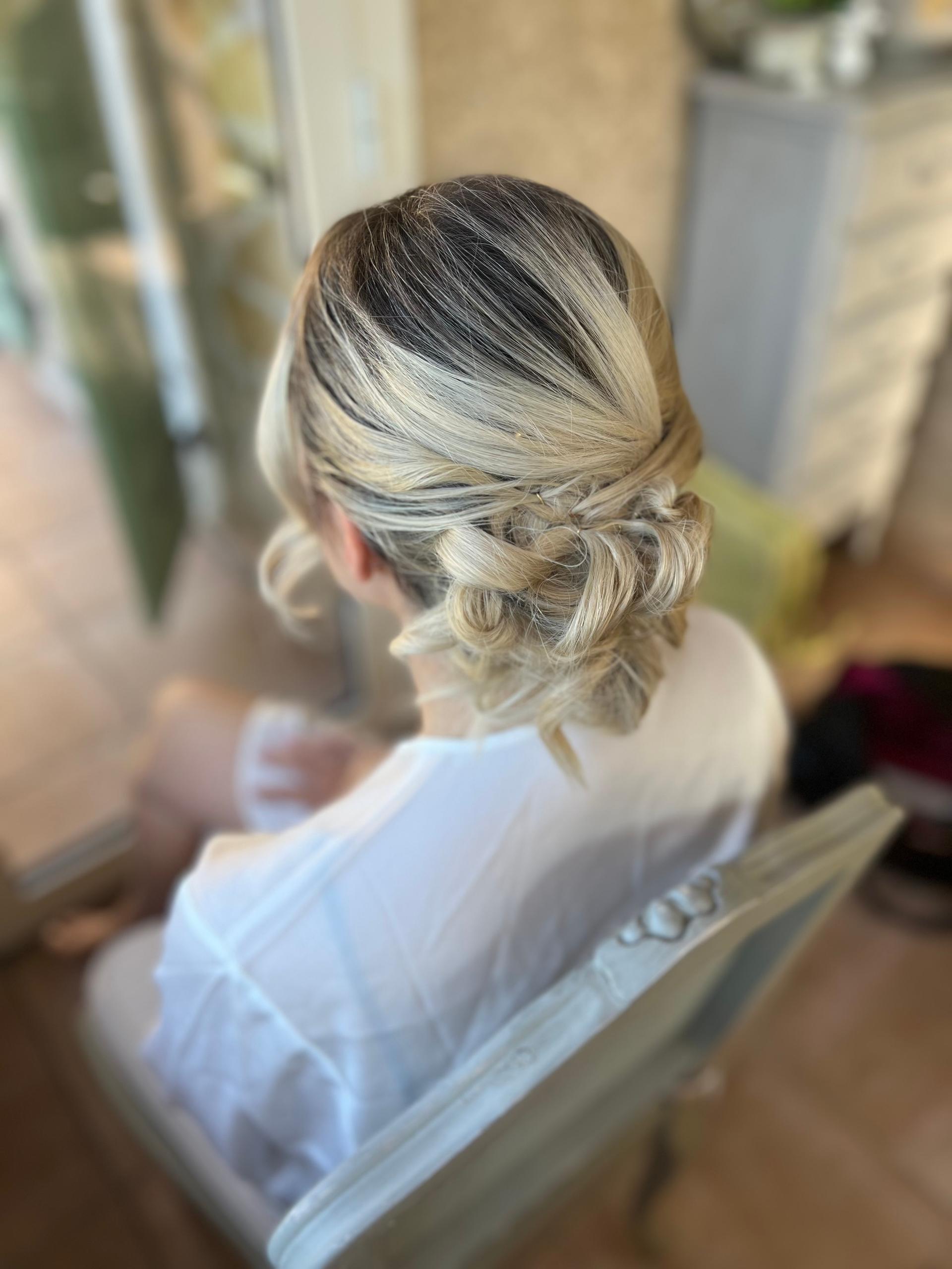 Carolyne hairstylist & make up artist 2